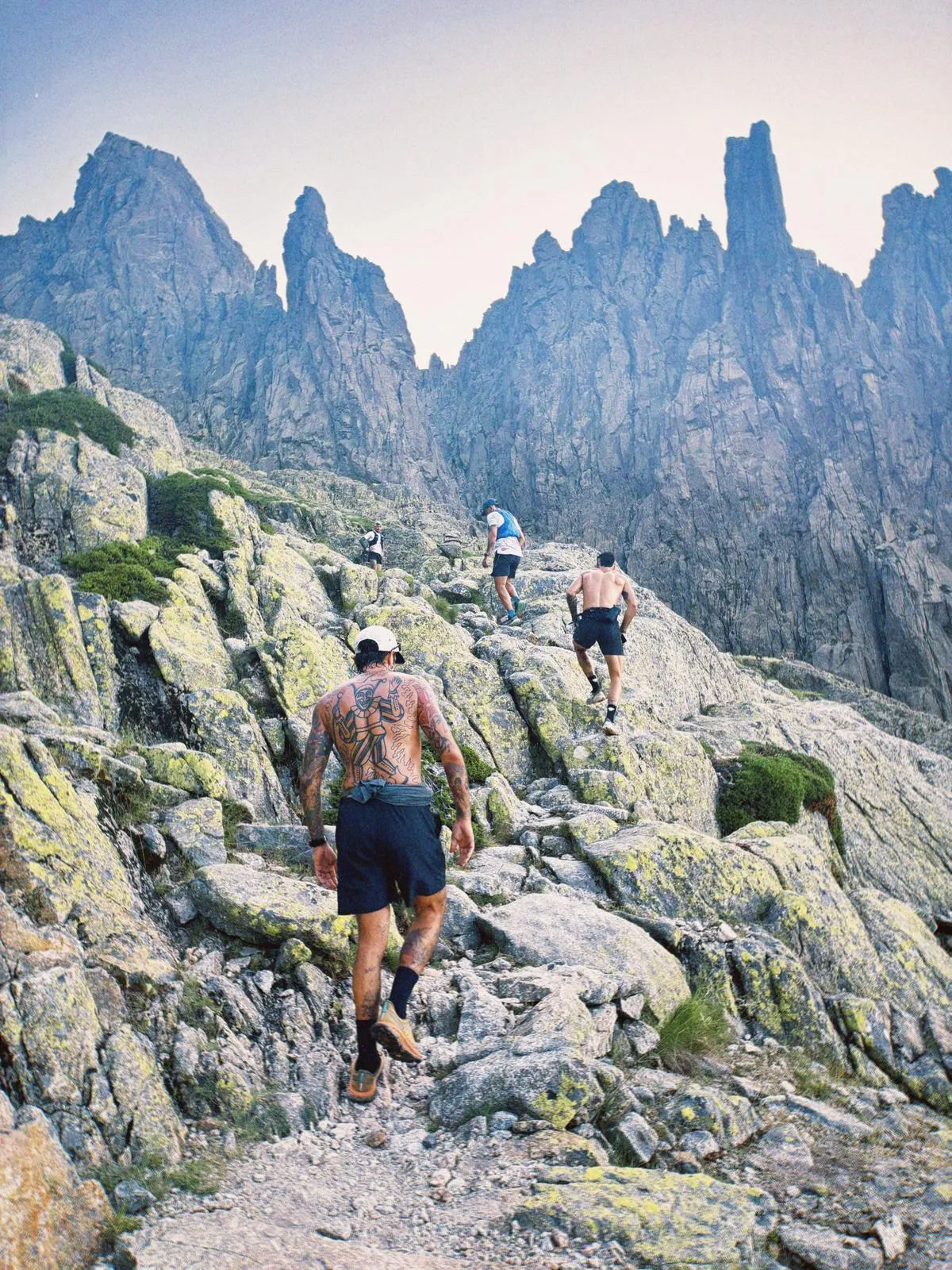 Tres personas de Proyecto Cumbre subiendo por roca entre agujas de granito